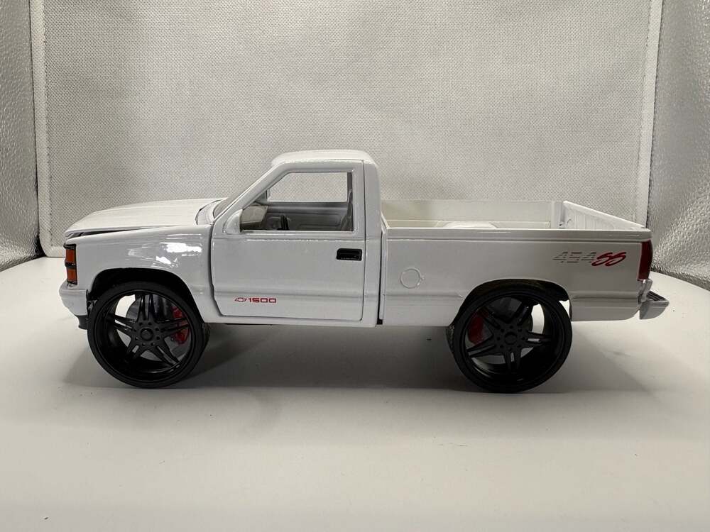 MotorMax 1992 Chevrolet 454 SS Pickup 1:24 Scale Die-Cast Model